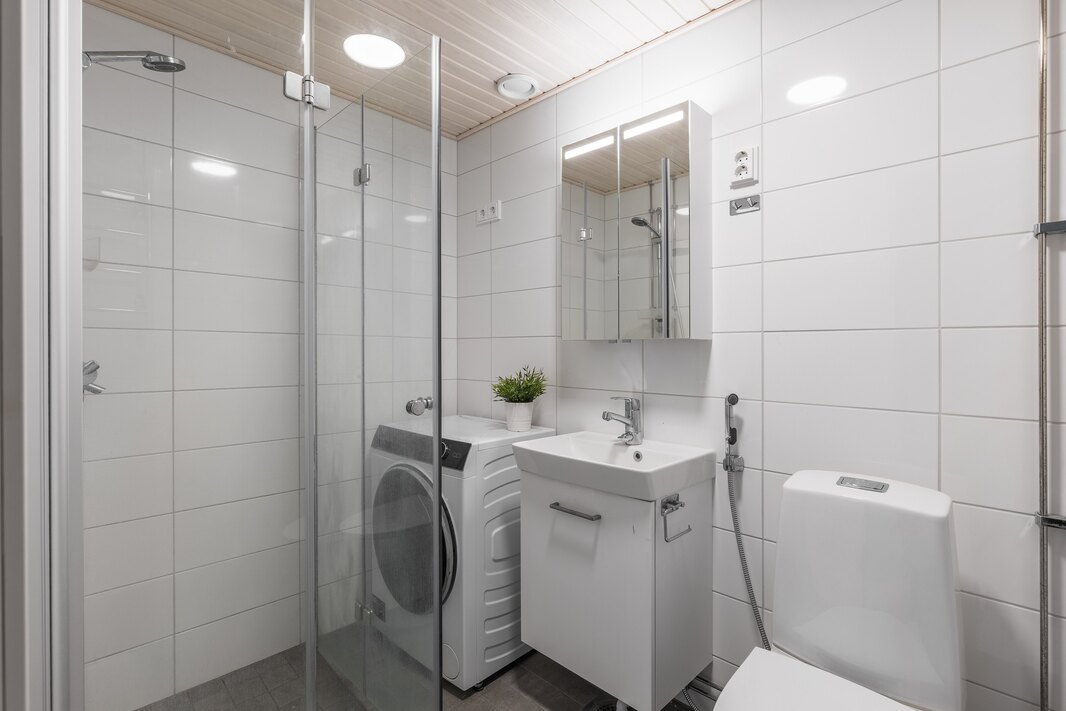 Kylpyhuone on remontoitu putkiremontin yhteydessä v. 2025.