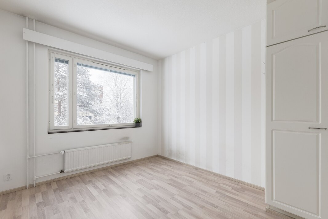 Olohuoneen viereinen makuuhuone.