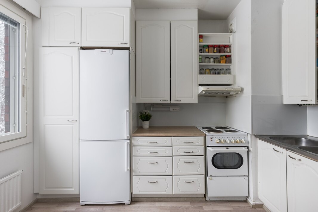 Keittiön kaapistot ja kodinkoneet on osin päivityksen tarpeessa.
