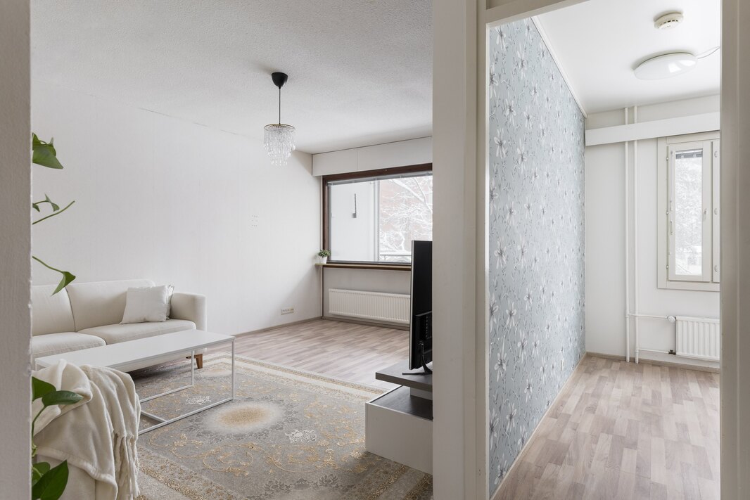 Olohuoneen ja keittiön ikkunat on ilta-auringon suuntaan.