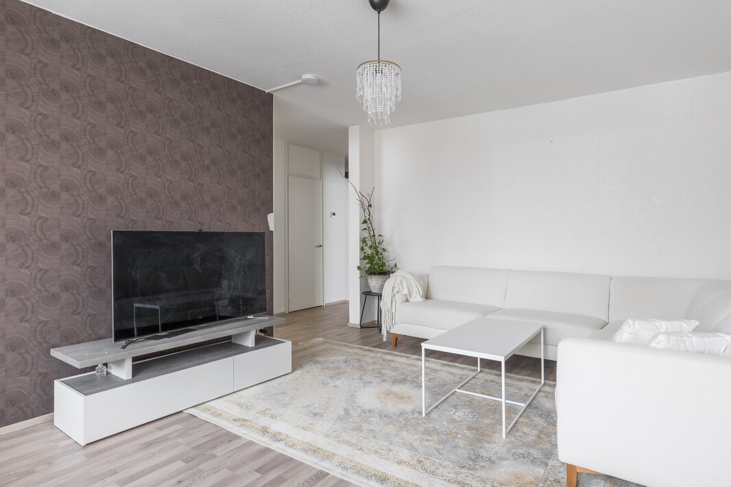 Asuinhuoneiden lattiat on siistikuntoiset, uusittu v. 2016.