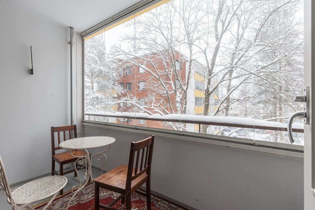 Lasitettu parveke on lounaan/lännen suuntaan, ilta-aurinkoon.