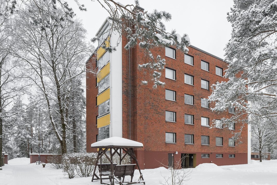 Julkisivu- ja parvekeremontti on tehty v. 2018.