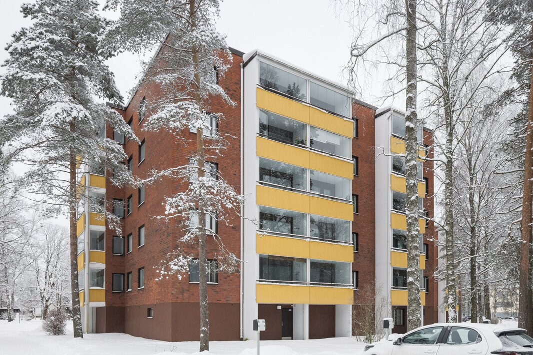 Ikkunat ja parvekovet on uusittu v. 2019.