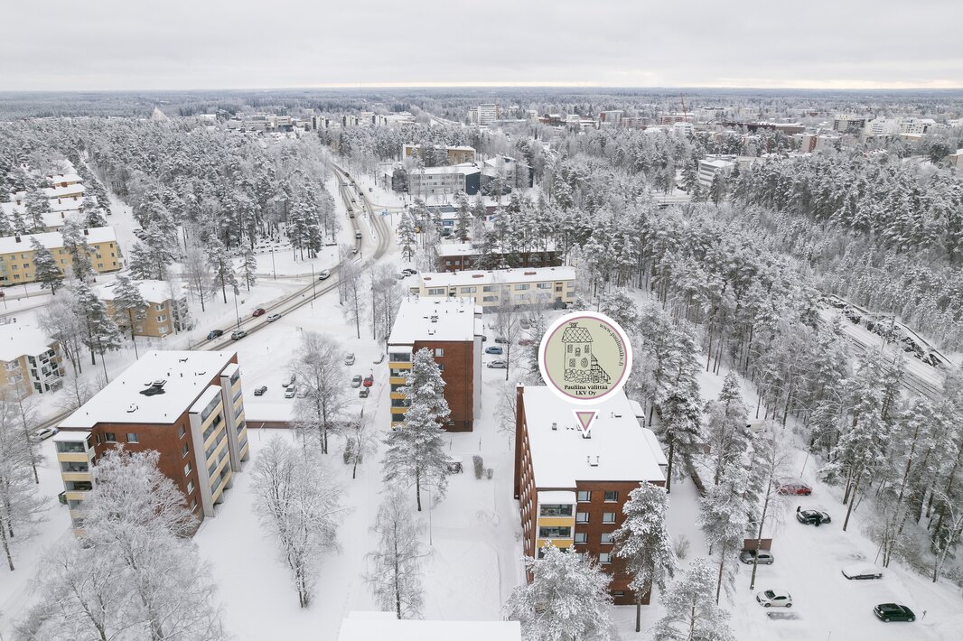 Juna-asema n. 1 km, kauppakeskus Willa n. 1,3 km.