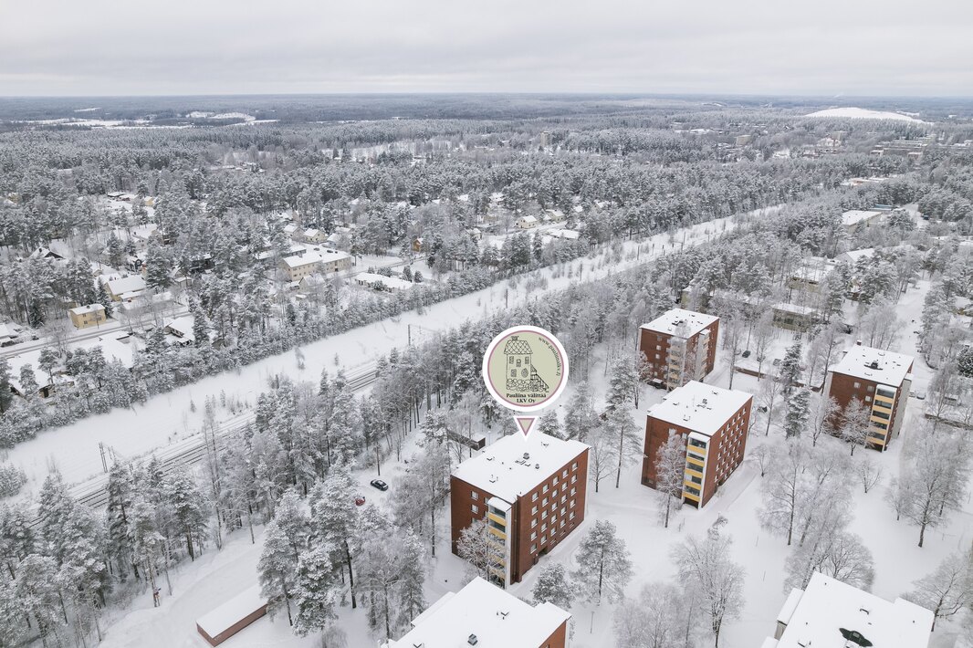 Aseman koulu n. 800 m, Pohjoispuiston koulu n. 650 m, Hyrian Kruunu n. 400 m.