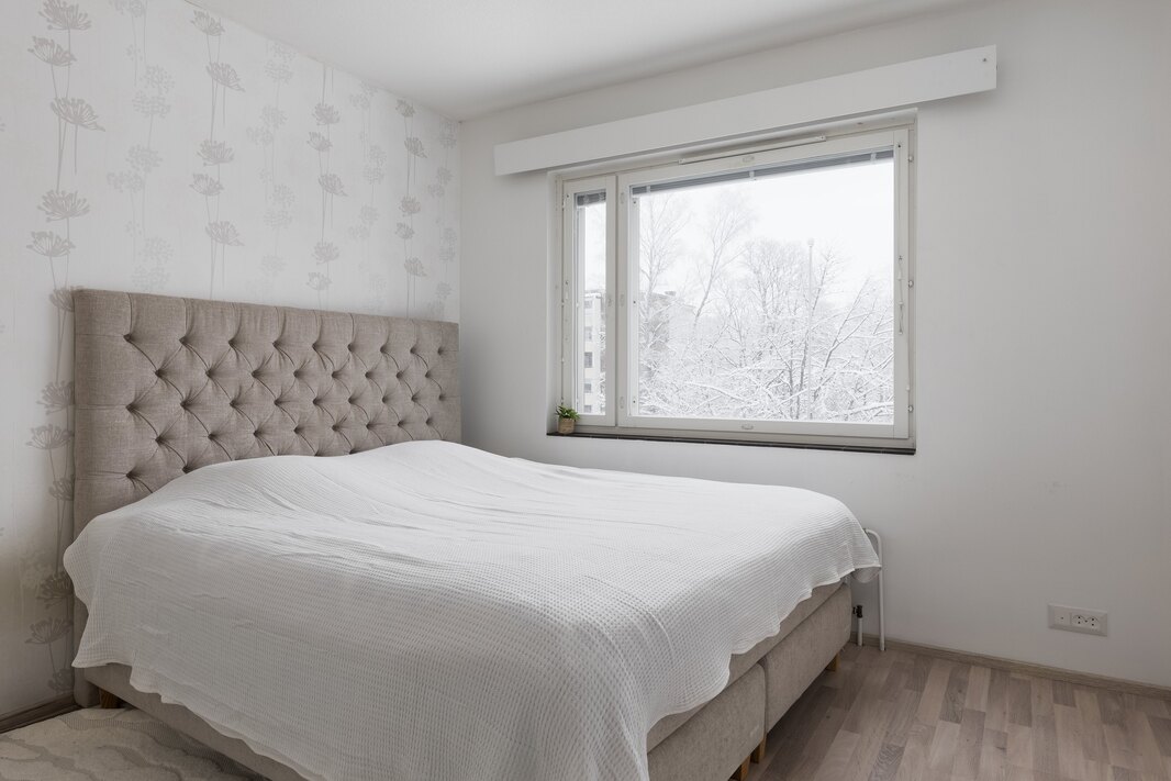 Vaatehuoneen viereinen makuuhuone.