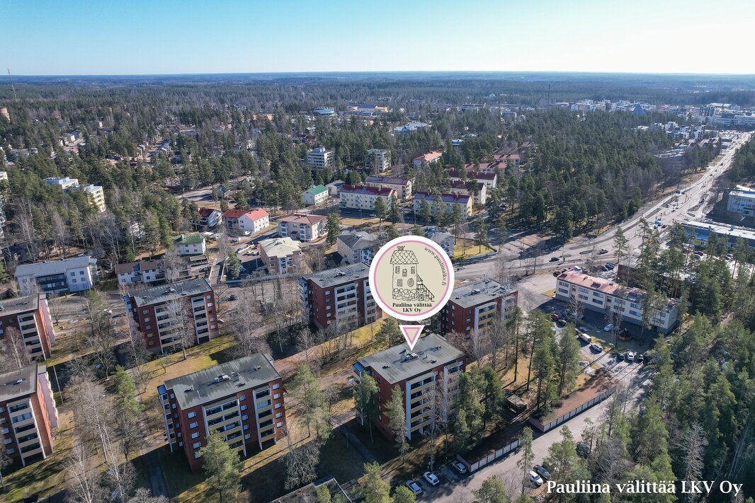 Juna-asema n. 1 km, kauppakeskus Willa n. 1,3 km.