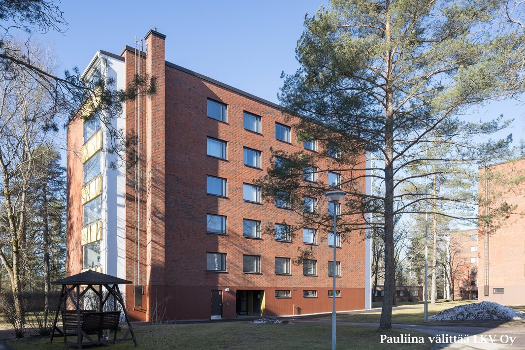 Ikkunat ja parvekovet on uusittu v. 2019.