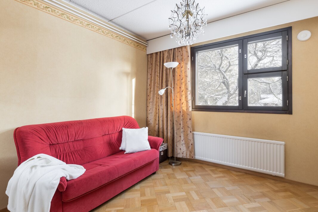 Lämmitysmuotona on kaukolämpö, vesikiertoinen patterilämmitys.