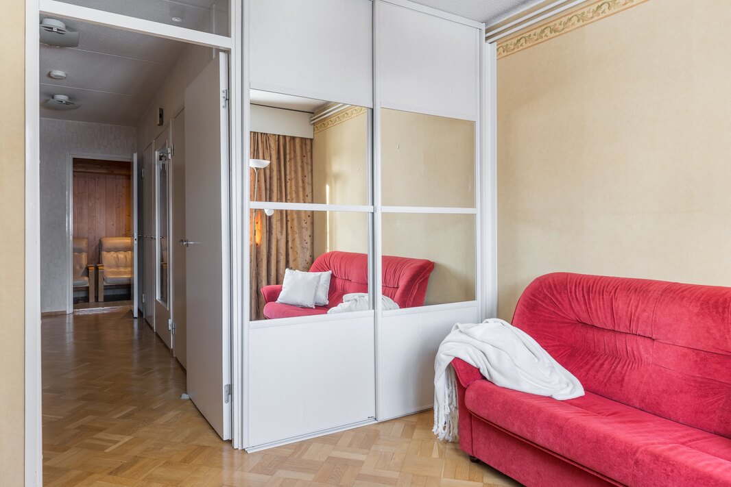 Toinen alakerran makuuhuoneista.