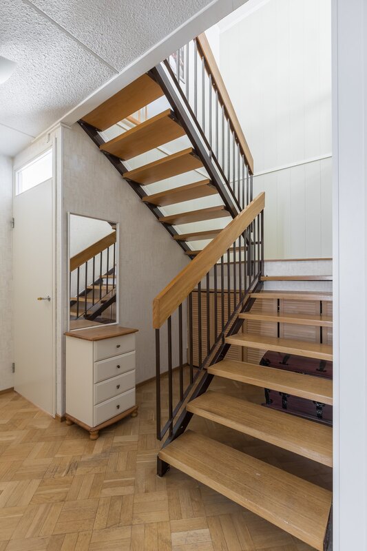 Portaiden alle jää säilytystilaa.