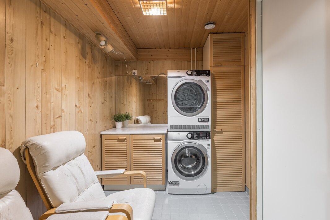 Pukuhuone/kodinhoitohuone.