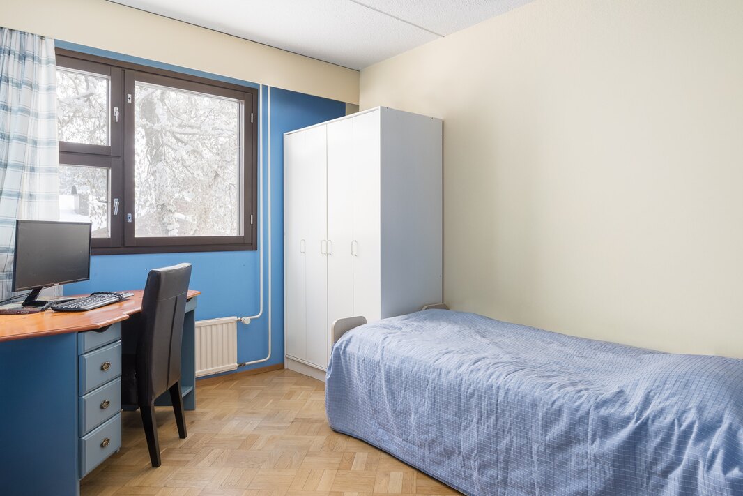 Kaikissa makuuhuoneissa on kaapistot.