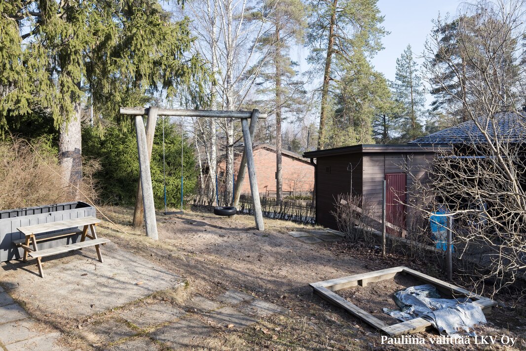 Taloyhtiön leikkipaikka.