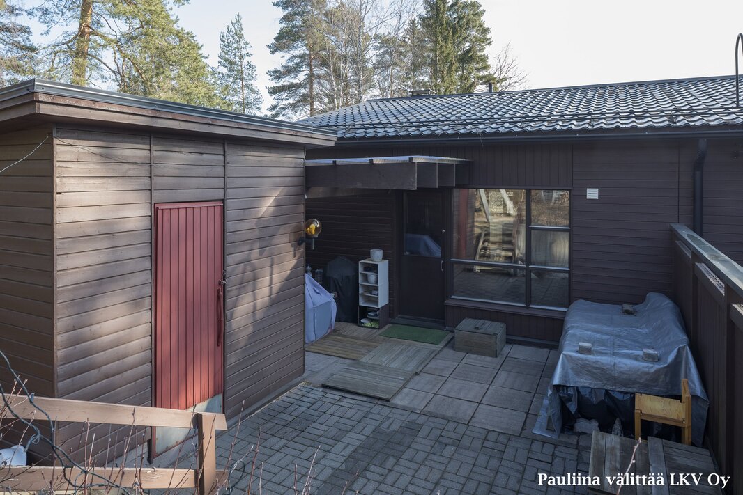 Terassipiha on osittain katettu.