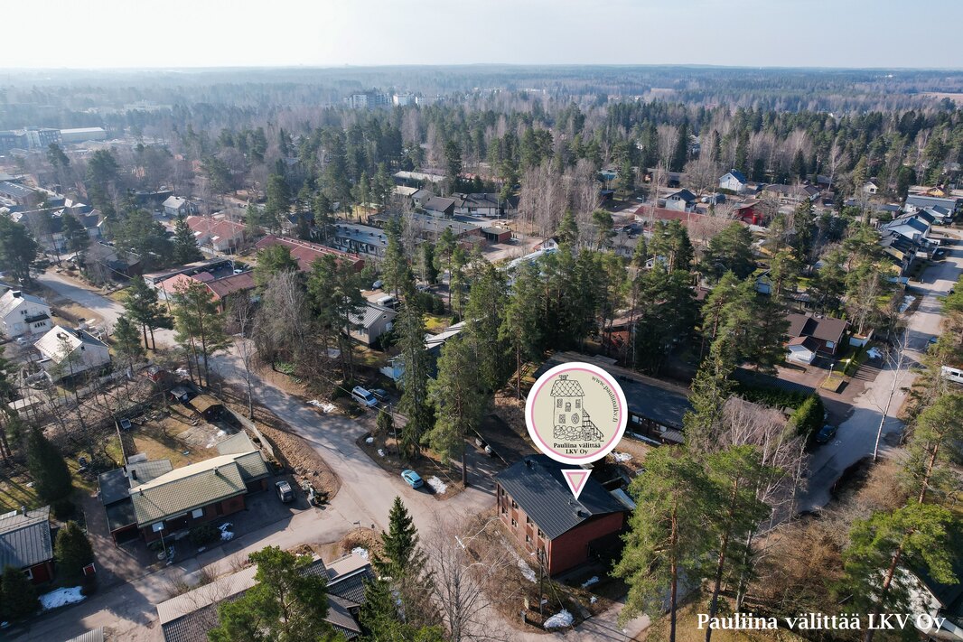 Lähin leikkipaikka n. 300 m, lähin ruokakauppa n. 600 m. 