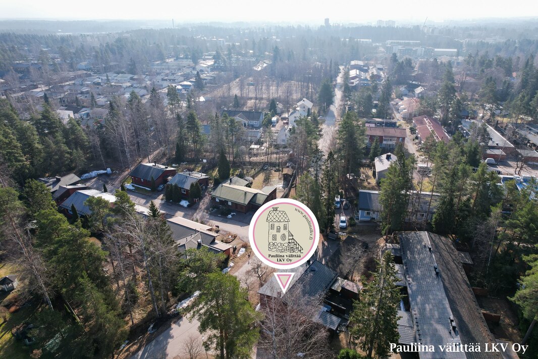 Kalevan päiväkoti n. 500 m, Kalevan koulu n. 700 m.