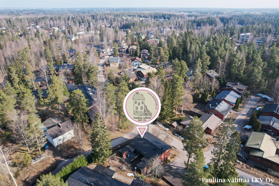 Lähin bussipysäkki n. 350 m, juna-asema (HSL) n. 1,9 km. 