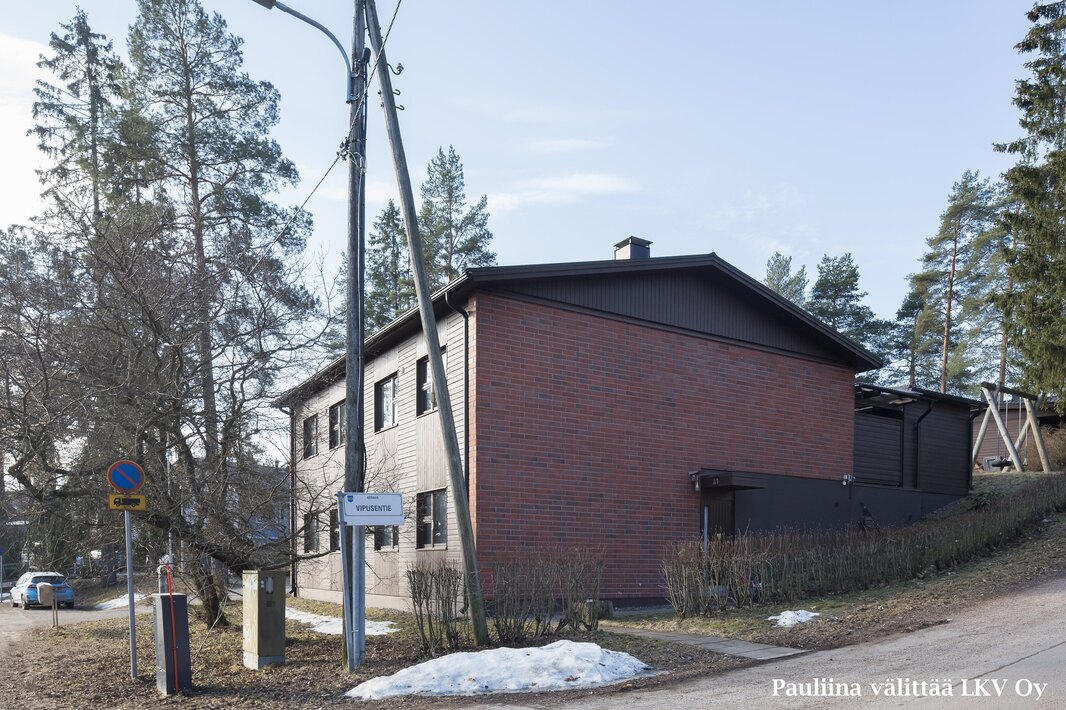 Sisäänkäynti on Vipusentien puolella.