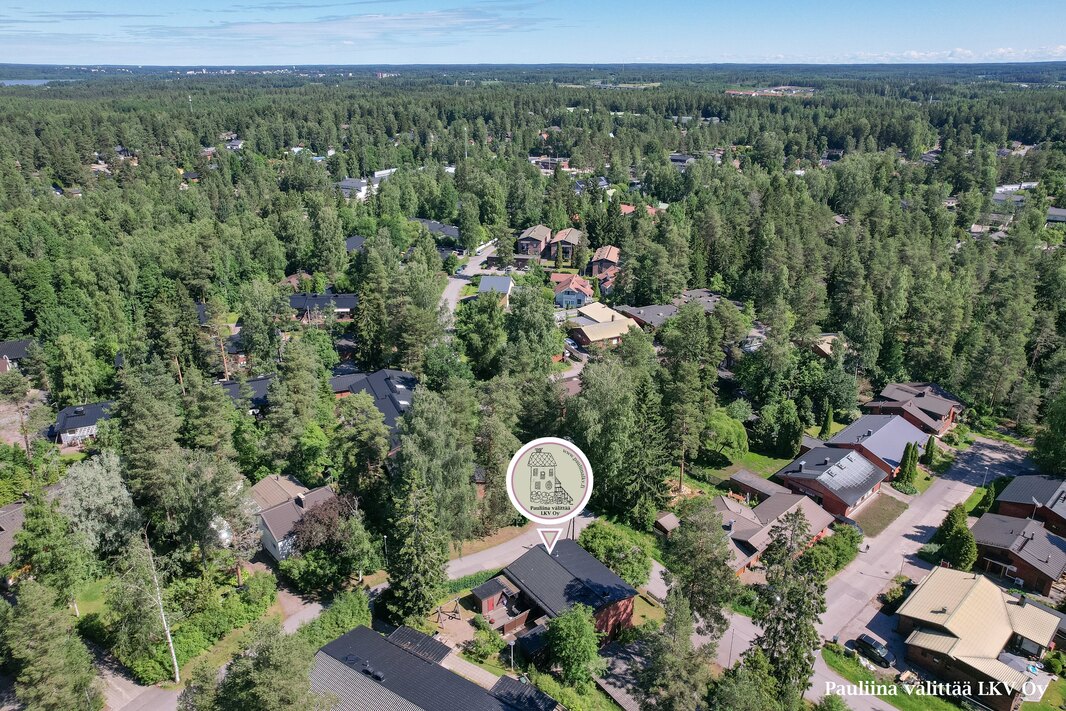 Lähin leikkipaikka n. 300 m, lähin ruokakauppa n. 600 m. 