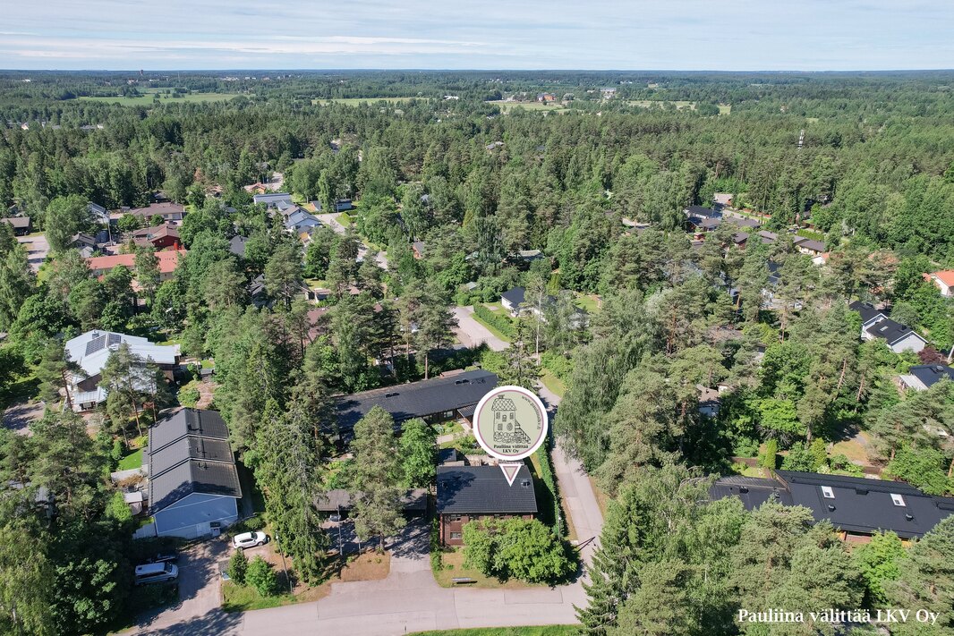 Kalevan päiväkoti n. 500 m, Kalevan koulu n. 700 m.