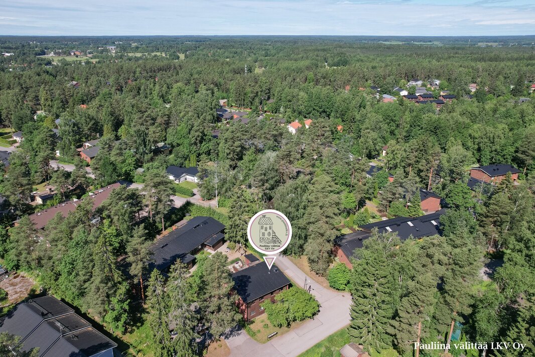 Lähin bussipysäkki n. 350 m, juna-asema (HSL) n. 1,9 km. 