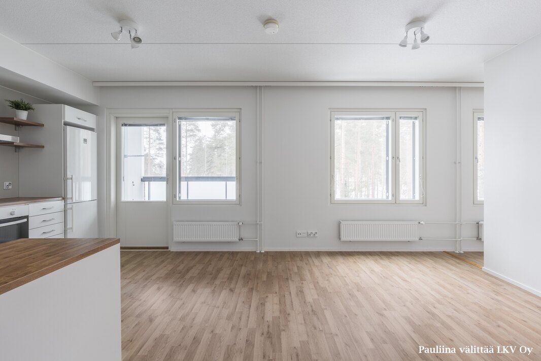 Asuinhuoneissa on laminaattilattiat ja maalatut seinät.