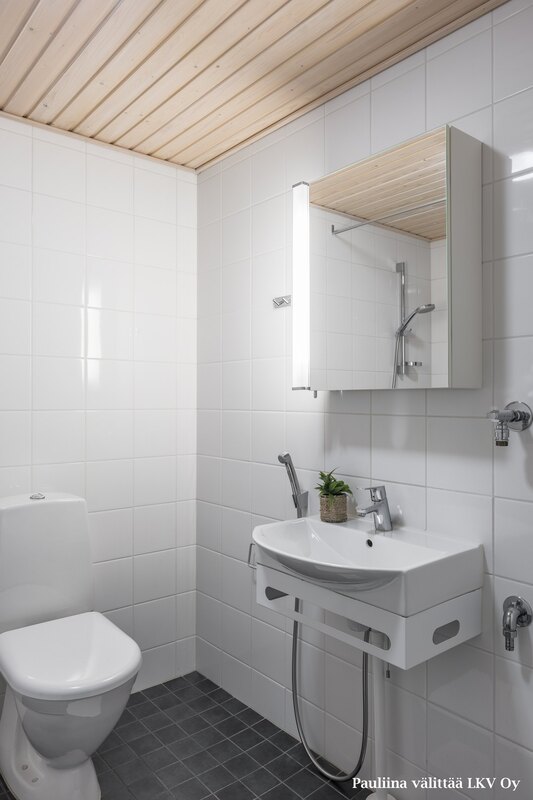 Kylpyhuoneessa on paikka pesutornille.