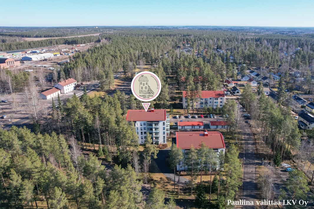 Lähin bussipysäkki n. 300 m. Juna-asema n. 2 km.