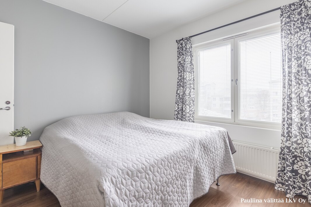 Makuuhuoneen ikkunat on sisäpihan suuntaan.