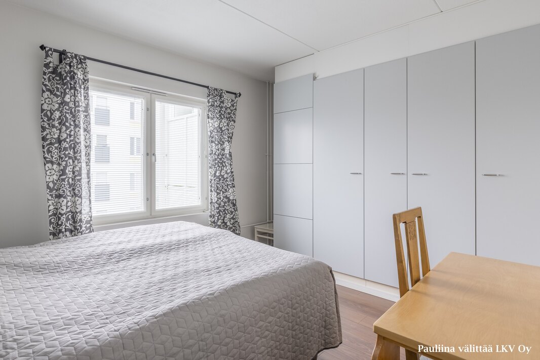 Kaapistot eteisessä ja makuuhuoneessa, nerokkaat yläkaapit hyödyntää hukkatilan.