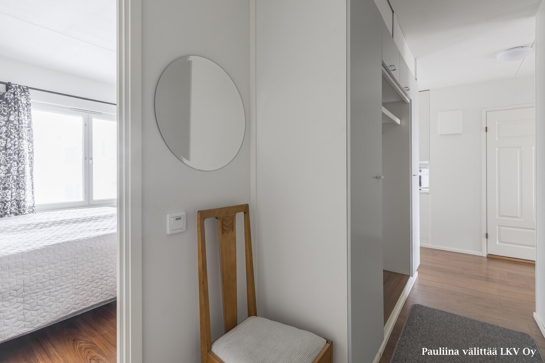 Eteiskäytävän päädyssä on kylpyhuone, vasemmalla makuuhuone.