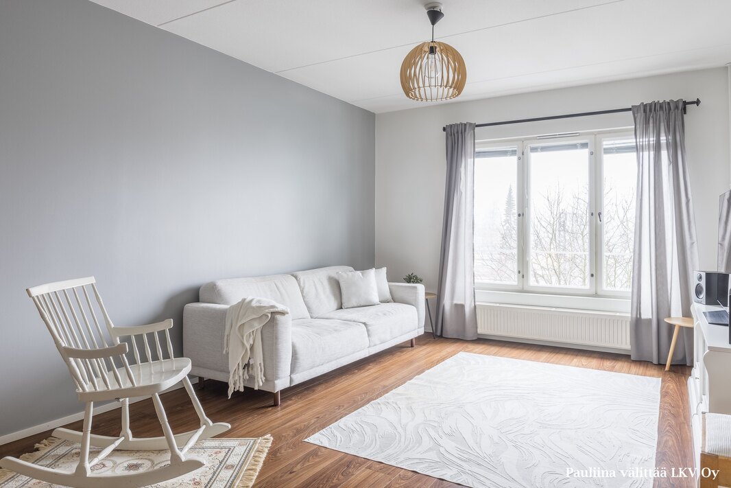 Olohuoneen ikkunat on ilta-auringon suuntaan.