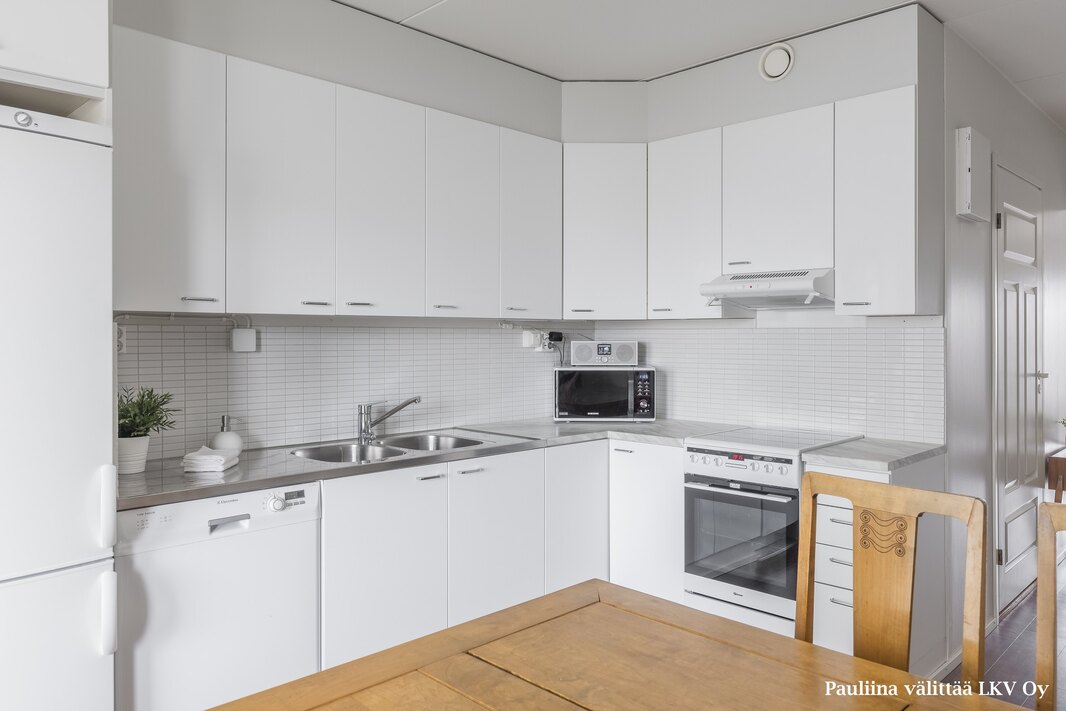 Keittiön kaapinovet, vetolaatikosto ja työtasot on uusittu v. 2016.