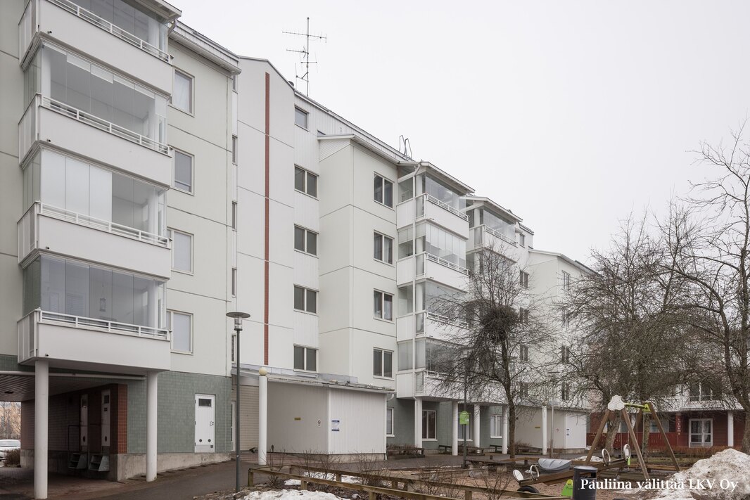 Lasitettu parveke on sisäpihan suuntaan, itään.