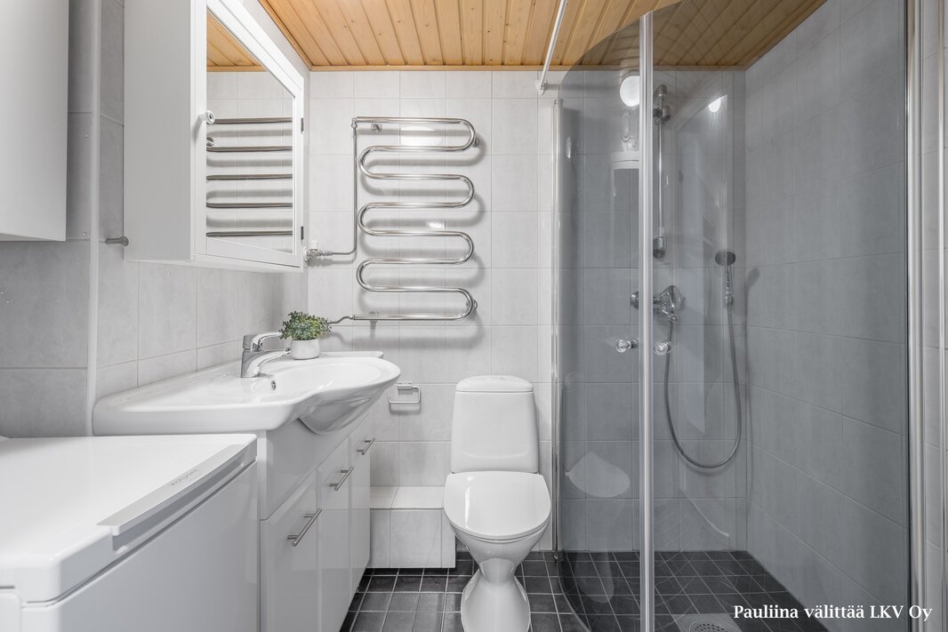 Kylpyhuoneen kalusteet on uusittu v. 2016, pl. wc-istuin.