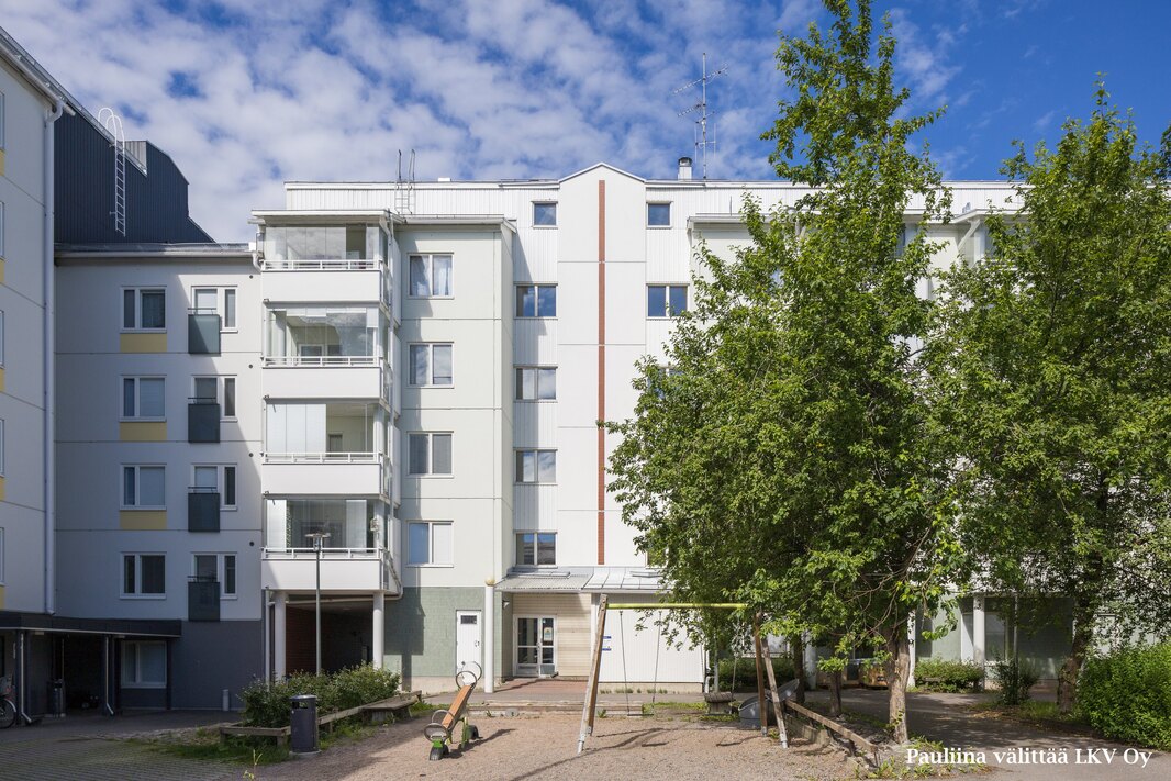 Lasitettu parveke on sisäpihan suuntaan, itään.