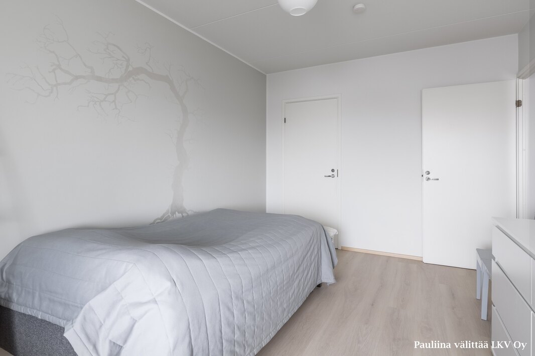 Makuuhuoneen yhteydessä on vaatehuone.