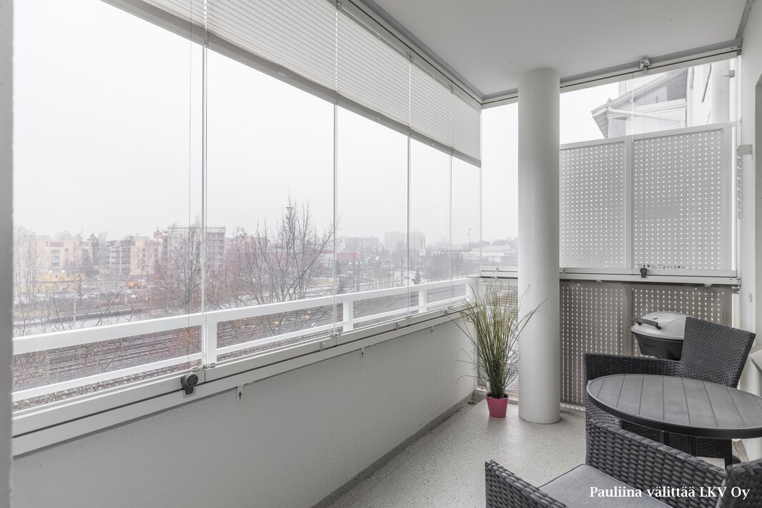 Lasitetulla parvekkeelle on asumismukavuutta lisäävät Vizorin kaihtimet.