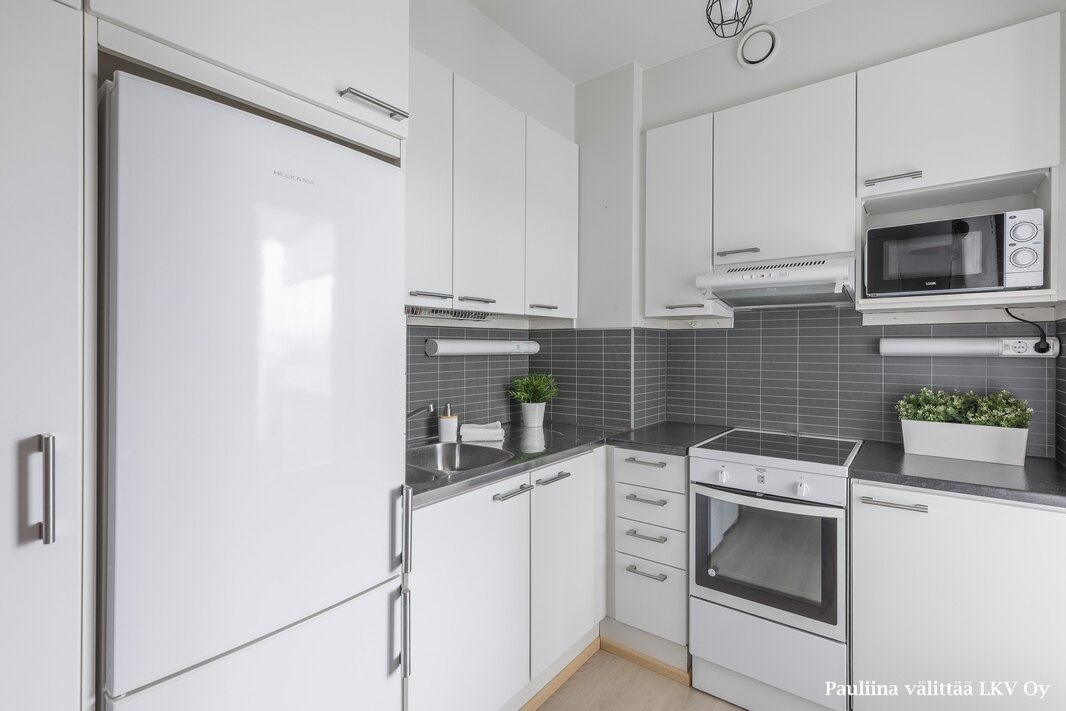 Varustukseen kuuluu induktioliesi.