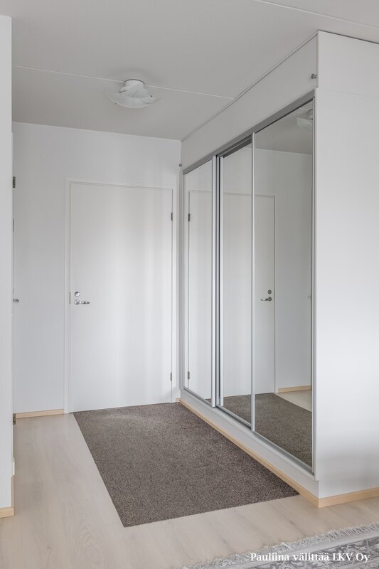 Eteisen liukuovikaapistojen päällä on fiksu yläkaapistoratkaisu.