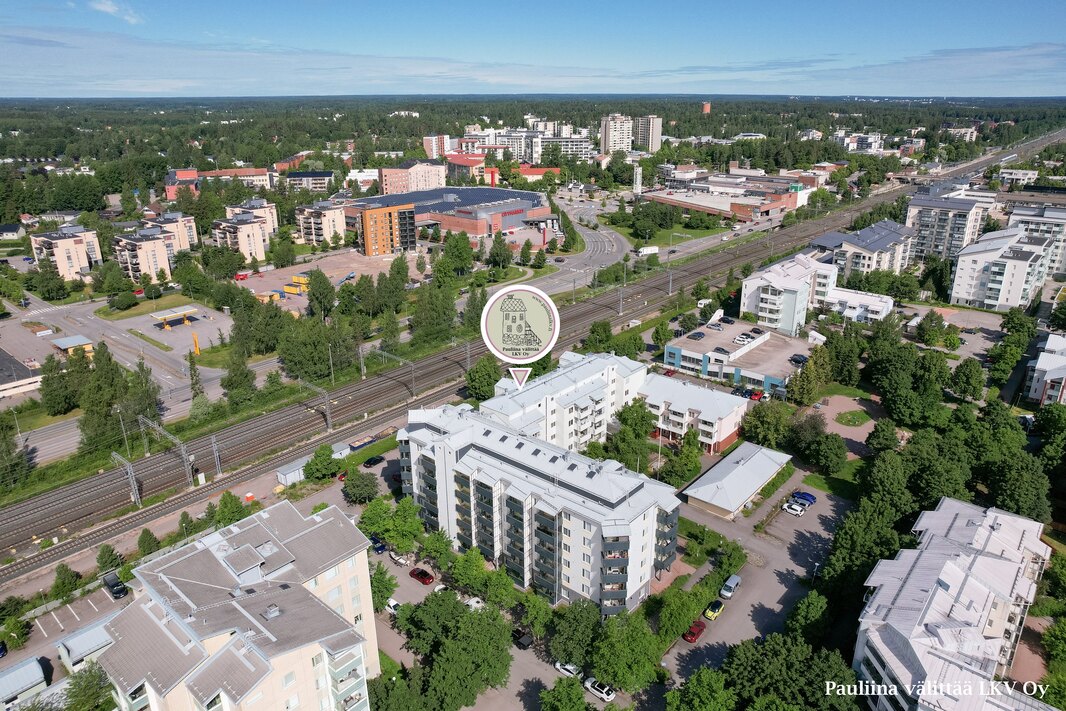 Keravan keskustan palvelut n. 1 km. Citymarket n. 700 m, Prisma n. 630 m.