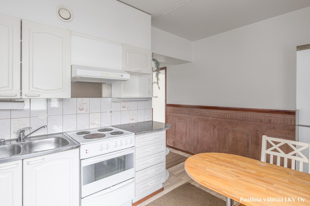 Keittiössä on kiinteä pöytä.