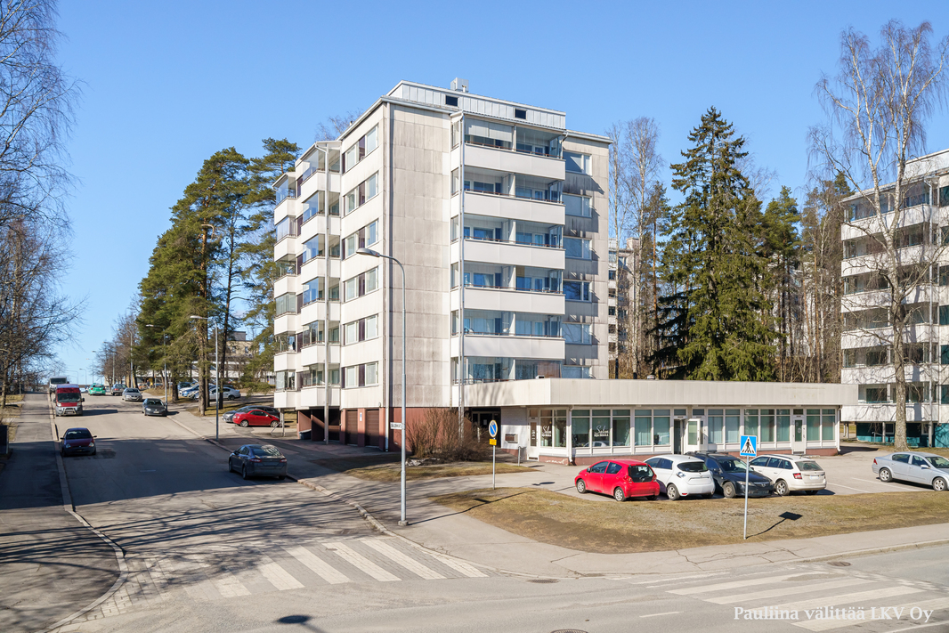 Taloyhtiö saa vuokratuloja liiketiloista ja varastoista.