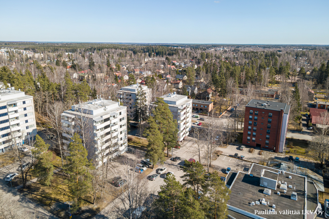 Lähin bussipysäkki n. 260 m, juna-asema n. 850 m.
