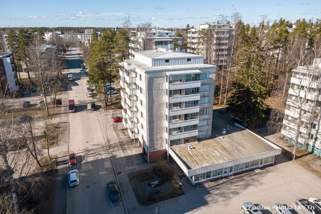 Laurea n. 250 m, Kipinä-lukio n. 900 m, Hyrian Kruunu n. 1,6 km.