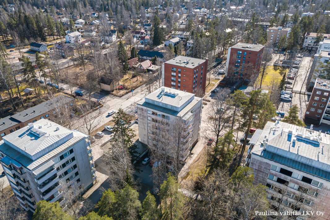 Salonkatu 12 sijaitsee Viertolassa, lähin ruokakauppa n. 350 m, junalle n. 850 m.