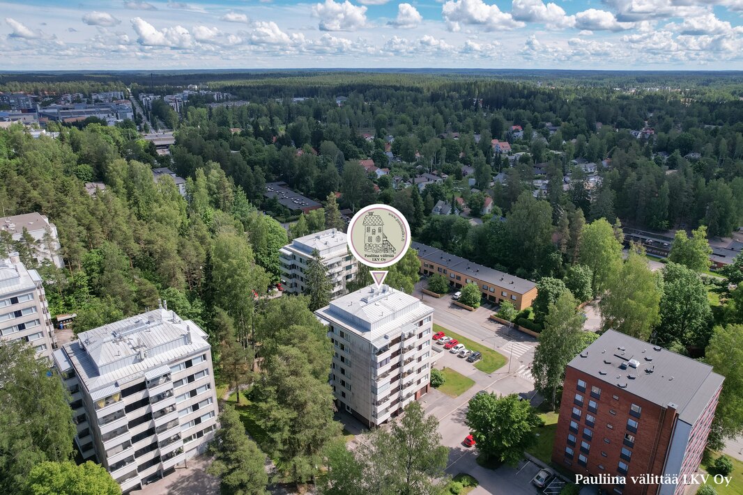 Lähin bussipysäkki n. 260 m, juna-asema n. 850 m.