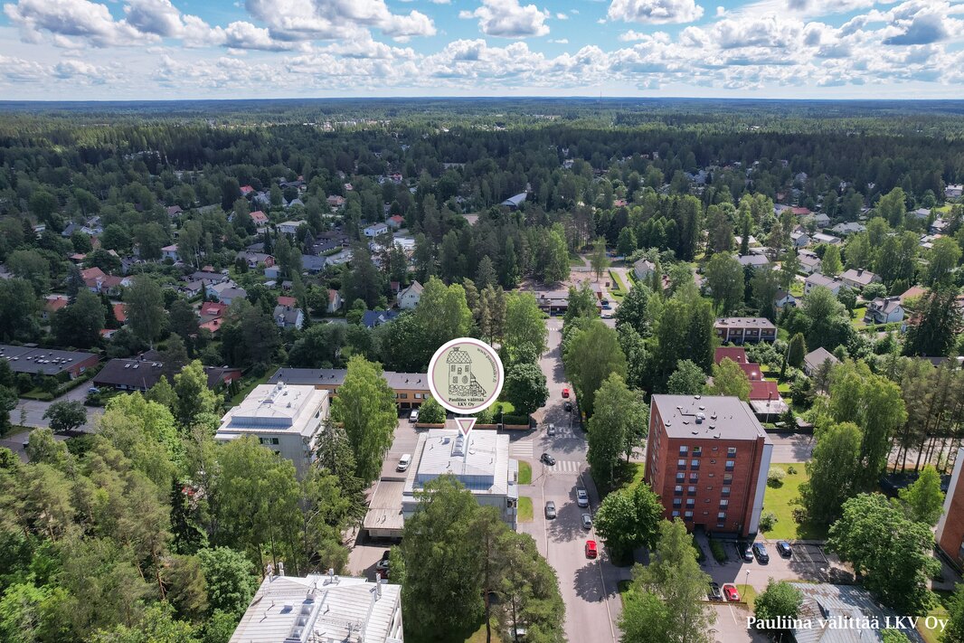 Laurea n. 250 m, Kipinä-lukio n. 900 m, Hyrian Kruunu n. 1,6 km.